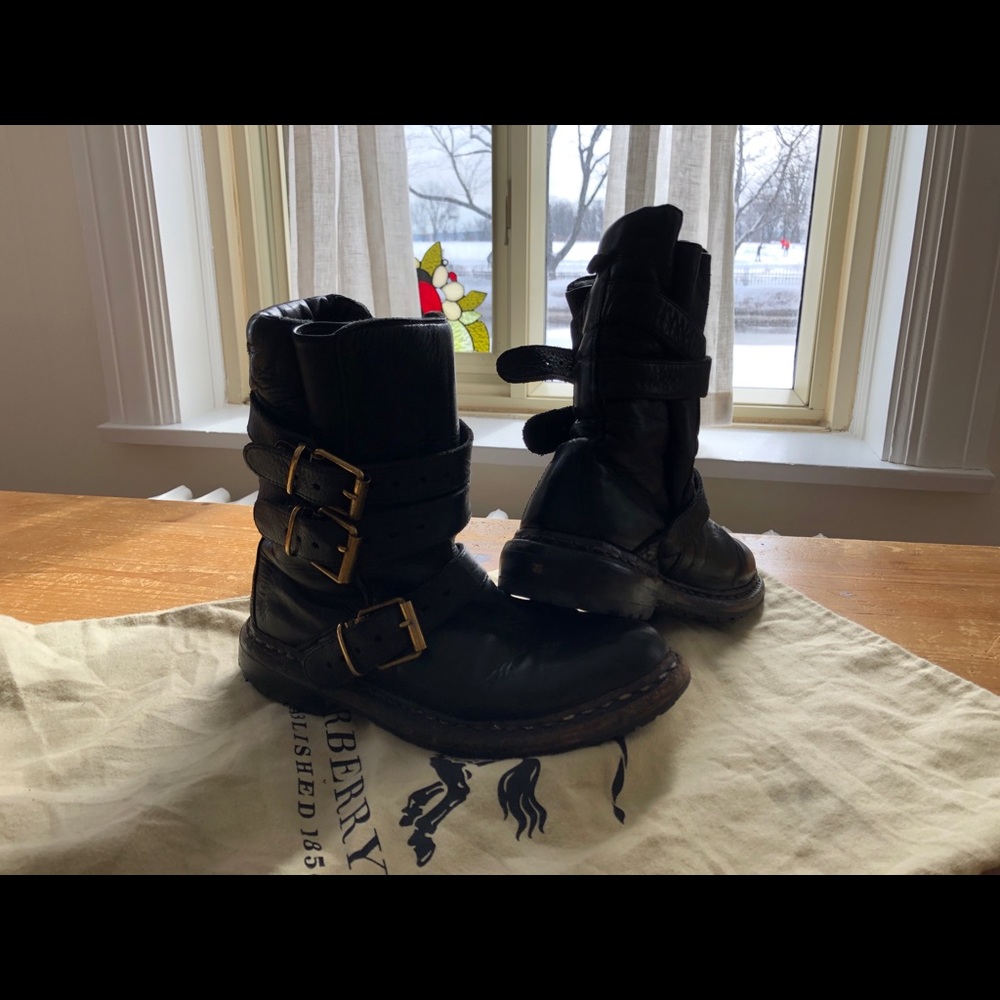 CLARENDON FLAT ANKLE BOOT MODEL